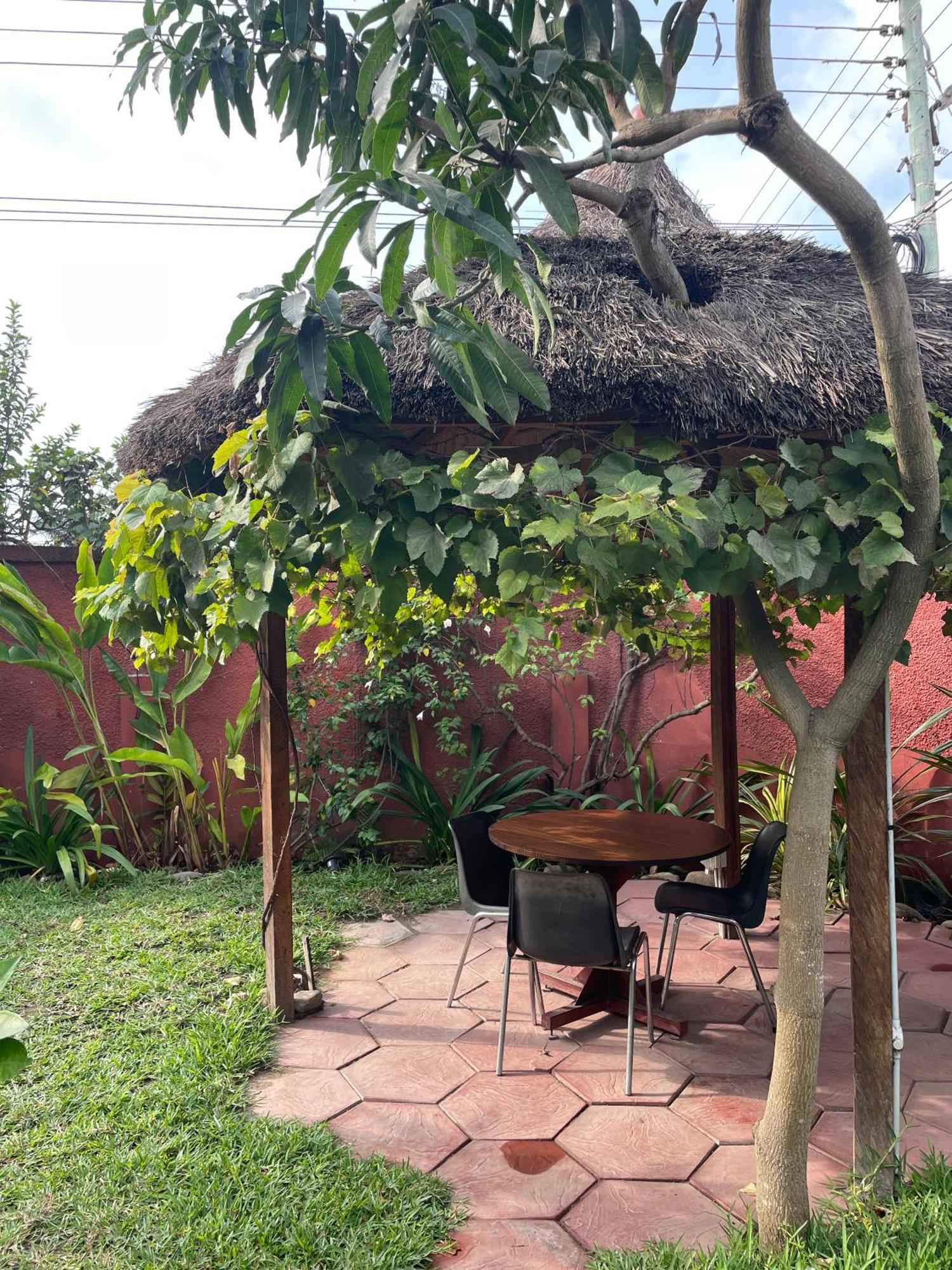 Hechtech House Apartment Accra Bagian luar foto